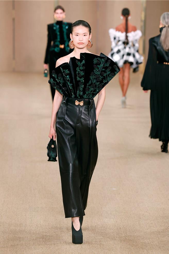 服裝結構可以看到結合法式折扇與葡萄刺繡的巧妙設計。（新華社／黃唯淯台北傳真）