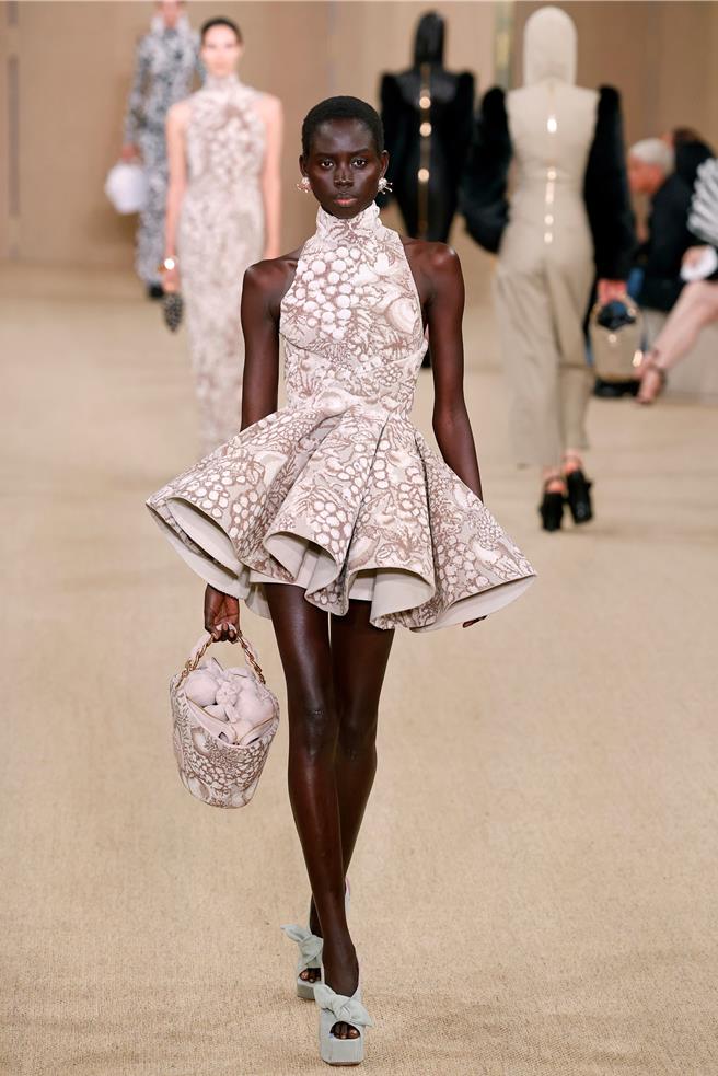 白色禮服上是結實纍纍的葡萄串珠刺繡。（新華社／黃唯淯台北傳真）