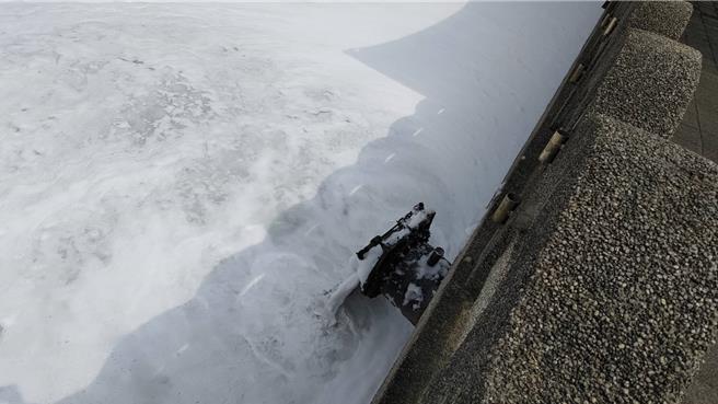 位于基隆市中心田寮河29日上午民眾发现出现大量不明白色泡沫，整条河变成「泡泡池」，民眾贴上网路直呼夸张。环保局调查表示，是田寮河旁华南银行在清洗消防蓄水池所产生泡沫，勒令业者停止作业，并採样将重罚。（基隆市环保局提供／徐佑升基隆传真）