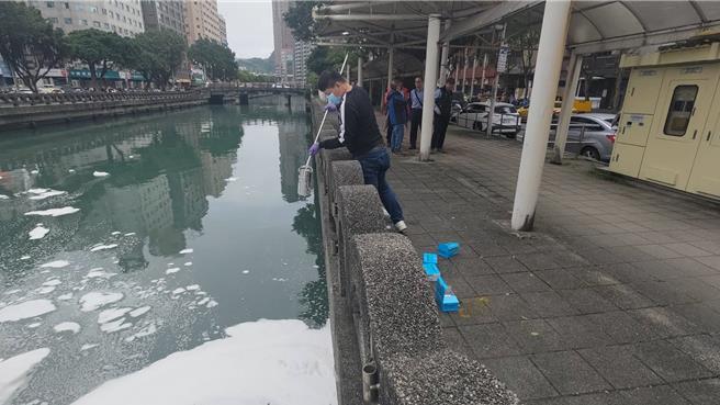 位于基隆市中心田寮河29日上午民眾发现出现大量不明白色泡沫，整条河变成「泡泡池」，民眾贴上网路直呼夸张。环保局调查表示，是田寮河旁华南银行在清洗消防蓄水池所产生泡沫，勒令业者停止作业，并採样将重罚。（基隆市环保局提供／徐佑升基隆传真）