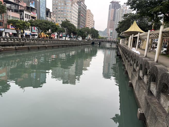 位于基隆市中心田寮河29日上午民眾发现出现大量不明白色泡沫，整条河变成「泡泡池」。环保局勒令业者停止作业，并採样将重罚。目前田寮河已恢復正常状态。（基隆市环保局提供／徐佑升基隆传真）