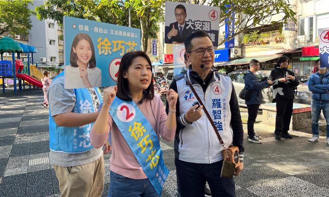 徐巧芯(左)、羅智強(右)是2018選上台北市議員的同梯戰友。圖為2023年12月底兩人一同掃街拜票。（資料照／丁上程攝）