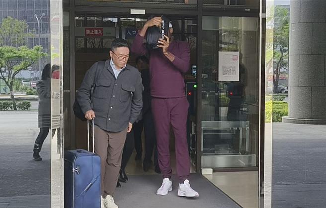 台灣籃壇首名歸化球員戴維斯（右）去年5月12日晚間，與陳姓前妻在桃園中壢青埔派出所前爆發拉扯衝突。戴維斯稱當時沒有傷害犯意。（賴佑維攝）