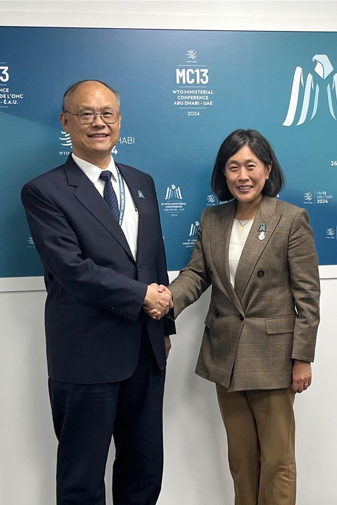 行政院政务委员、经济贸易谈判办公室总谈判代表邓振中，今藉WTO部长会议期间正式会晤美国贸易代表戴琪。（经贸办提供）