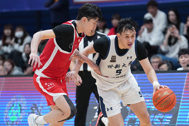 世新大学陈将双（右）攻下17分。（大专体总提供）
