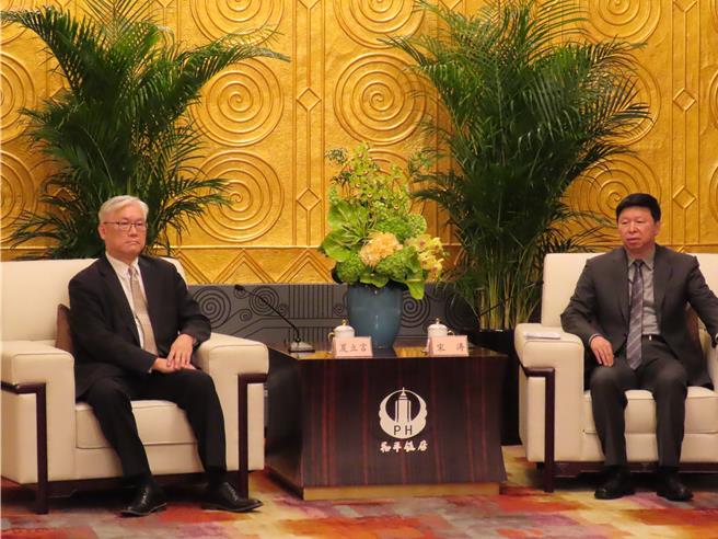 中國國民黨副主席夏立言29日下午在上海和平飯店與大陸國台辦主任宋濤會面。（朱紹聖攝）