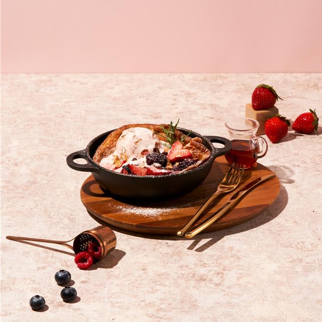 KOI PLUS 草莓季，美莓冰淇淋铁锅松饼。（KOI PLUS提供／吴娮翎台北传真） 