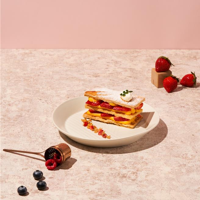 KOI PLUS 草莓季，草莓甜心拿破崙。（KOI PLUS提供／吴娮翎台北传真） 