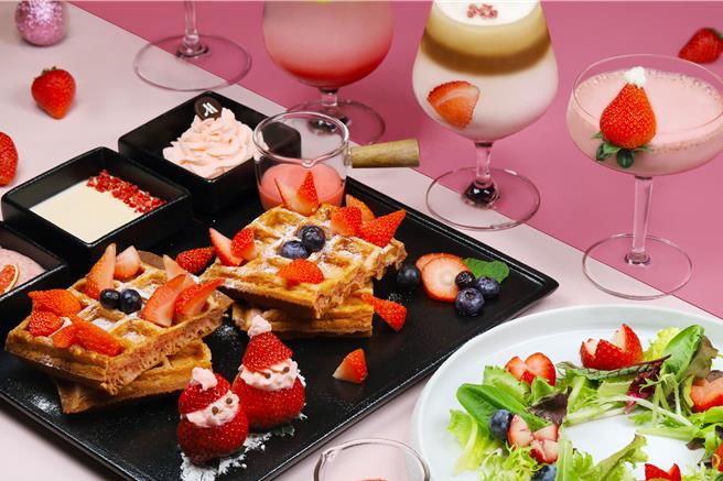 高雄万豪酒店京心咖啡厅人气第一的「莓好松饼」口感外酥内软，搭配鲜嫩欲滴的多汁草莓，佐以草莓冰淇淋、草莓鲜奶油及起司肉桂酱。（高雄万豪酒店提供／吴娮翎台北传真）