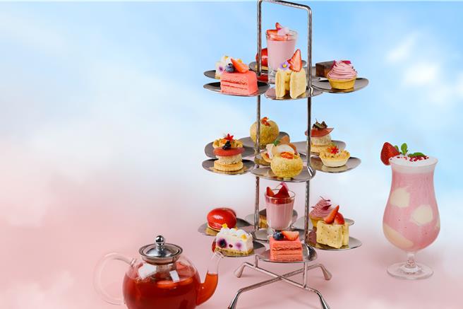 高雄万豪酒店皇怡咖啡厅推出粉嫩「莓恋时光下午茶」，打造仪式感十足的3层英式下午茶。（高雄万豪酒店提供／吴娮翎台北传真）