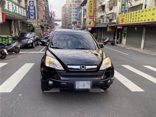 小客車未禮讓行人，將女童撞倒在地。（民眾提供)