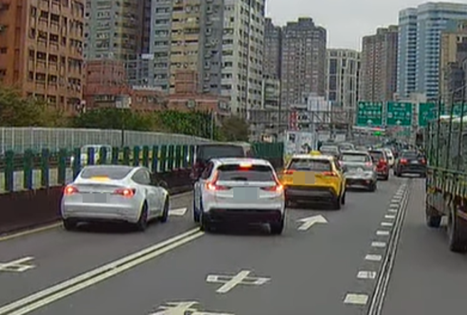 有辆三宝休旅车「无视双白线」，在台64线上狂切，还差点造成1辆特斯拉追撞。（图／翻摄自脸书爆料公社二社）