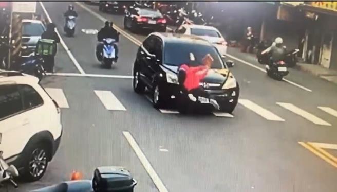 潭子区潘姓女童今于上学途中，走行人穿越道过马路时，遭赖姓女子驾驶休旅车撞倒。（民眾提供／陈淑娥台中传真）