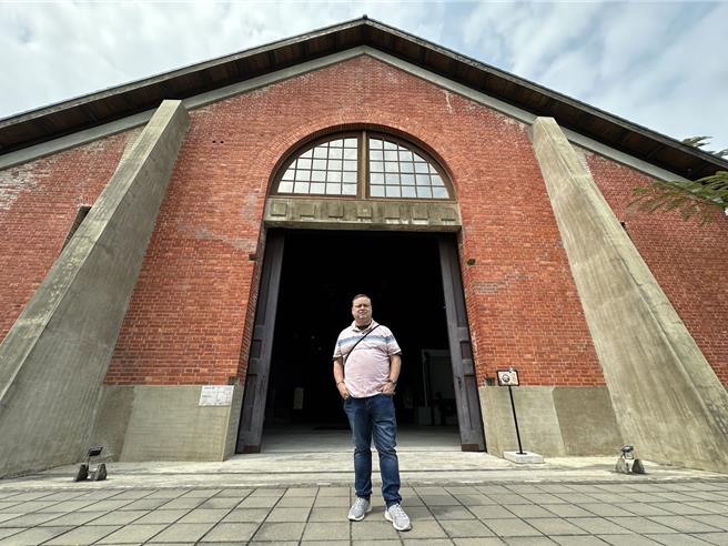 《英國達人秀》冠軍保羅帕茲走訪山上花園水道博物館。(南市府提供／曹婷婷台南傳真)