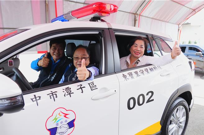 台中市府补助东宝里守望相助队新购巡逻汽车，29日举行交车典礼。（台中市府提供）