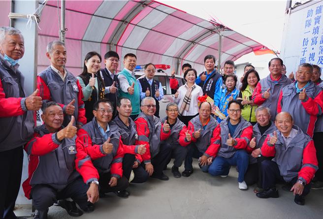 台中市府补助东宝里守望相助队新购巡逻汽车，29日举行交车典礼。（台中市府提供）