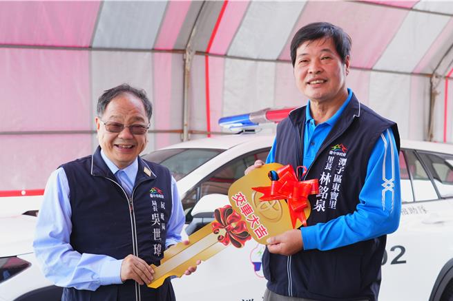 台中市府补助东宝里守望相助队新购巡逻汽车，29日举行交车典礼。（台中市府提供）