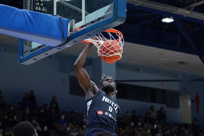 政大队长莫巴耶复赛前两战休兵，此役归队上演灌篮美技。（大专体总提供）