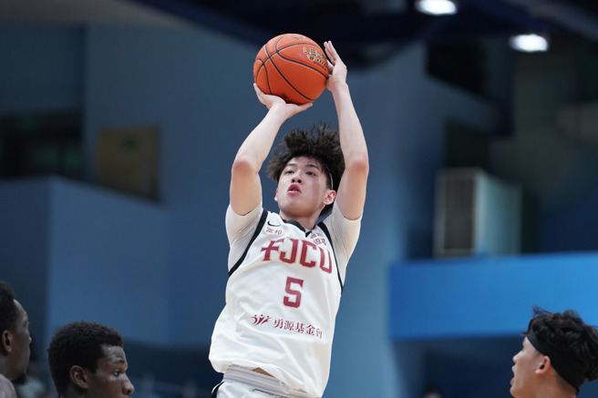 辅大张杰程投进3记三分球、进帐13分。（大专体总提供）