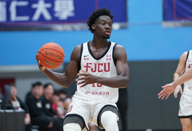 辅大凯德尔缴18分、15篮板。（大专体总提供）