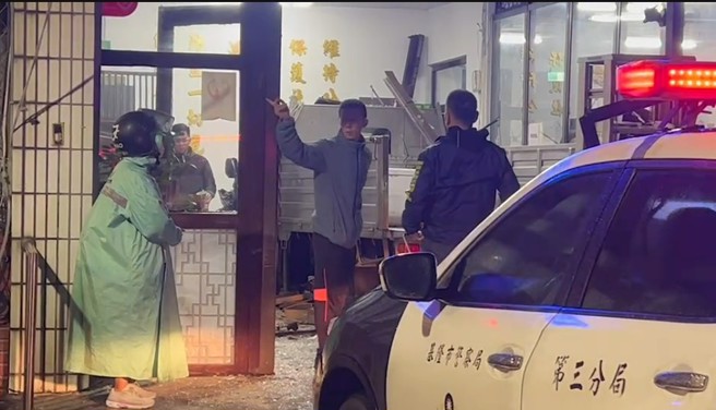 今（29）日晚間22時許，基隆八堵派出所驚傳意外，1輛小貨車不明原因失控衝撞八堵派出所，造成員警1死1傷。（翻攝畫面）