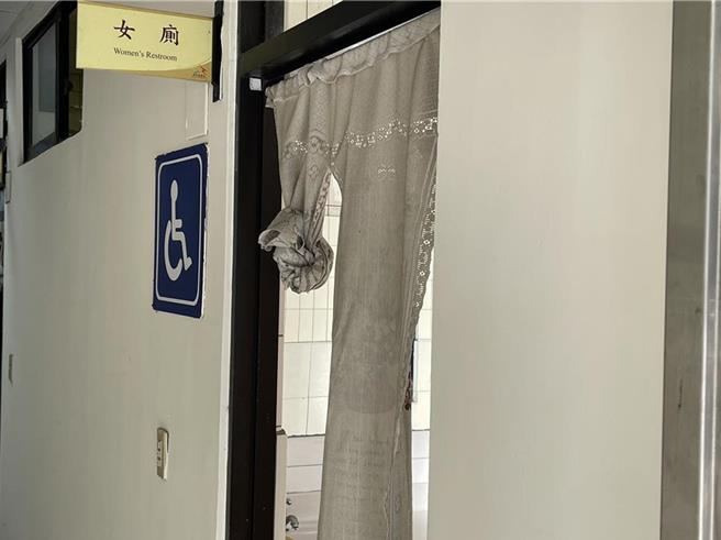 台中市1名潘姓高中辍学生，就学期间2次侵入校内女厕，连续4次偷拍2名女老师上厕所画面，被依妨害秘密罪判拘役70日，被害女师提民事向潘姓父子求偿164万多元，法官判两人应赔偿2名女师合计24万元。（本报资照／王煌忠台中传真）