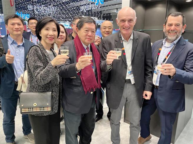 「遠傳守護網」推出一年展佳績，雙方高層於MWC 2024探討未來合作發展。圖前排左至右為遠傳總經理井琪、遠傳董事長徐旭東、全球資安科技大廠Allot董事長David Reis、Allot全球業務執行副總Assaf Eyal。圖／遠傳電信提供