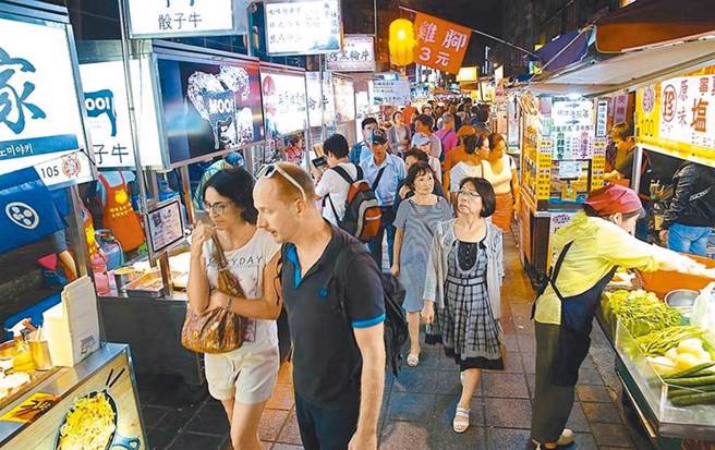 玉米杯杯近年在夜市竄起，也引起鄉民好奇，明明只是打開加熱卻賣60元，到底有何特殊之處。(示意圖，與內文無關／資料照)