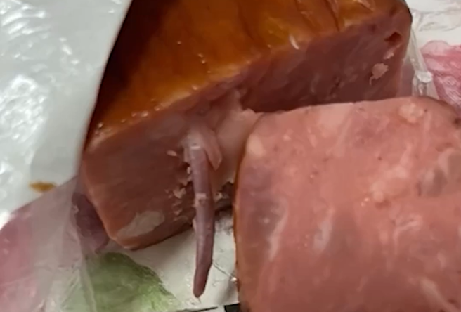 大陆有女子买了一块火腿回家，切开之后惊见「带毛的老鼠尾巴」，让她直呼太噁心了，还因此吐了一整晚。（图／翻摄自微博）