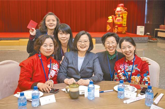 國民黨擬推動讓大陸籍配偶取得我國身分證年限從6年縮短到4年，此舉有助於促進兩岸善意。圖為蔡英文總統2019年春節前與陸配姐妹餐敘。（總統府提供）