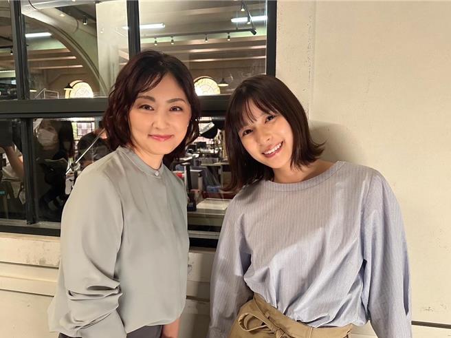 常盤貴子（左）也被芳根京子的可愛魅力迷倒。（緯來日本台提供）