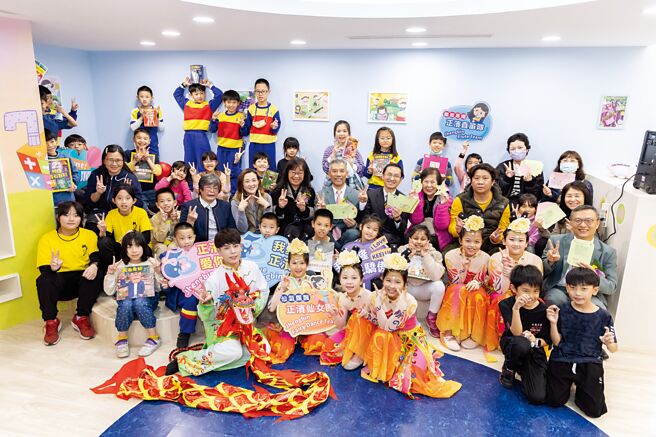 第181所玉山图书馆于基隆正滨国小启用，玉山银行总经理林隆政（三排右六）与出席贵宾及师生们共同合影。图／玉山银提供