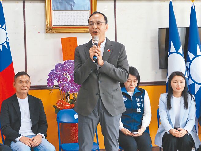 国民党主席朱立伦（站立者）28日南下云林县党部团拜，强调要公平对待每位来台湾的太太、媳妇、妈妈，陆配要与其他国家外配一样，由6年缩短为4年。（张朝欣摄）