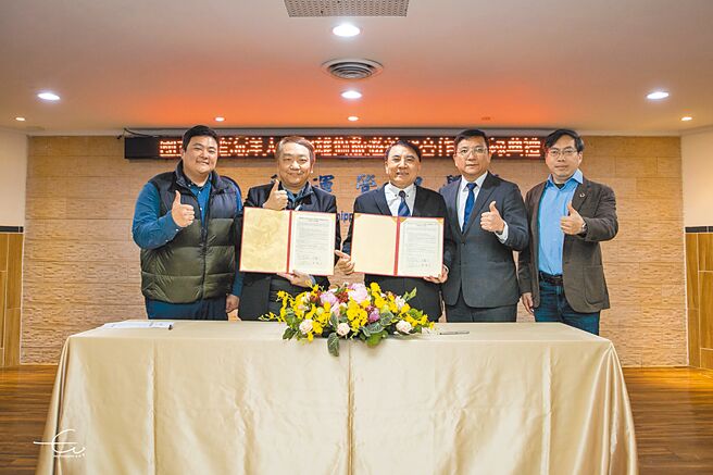 台灣海洋大學校長許泰文（右三）與旅行社業者代表李廣才（左二）簽署合作備忘錄，共同培育優質旅遊專業人才，提升台灣海洋觀光品質。（台灣海洋大學提供／張志康基隆傳真）