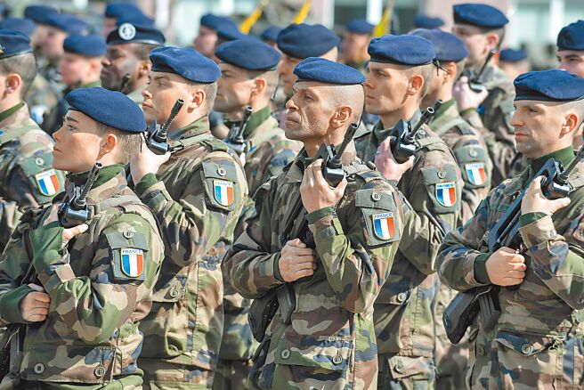 法国总统马克宏日前暗示西方可能派兵支援乌克兰，美国和欧洲主要盟国纷纷澄清没有此计画。图为北约盟军战斗营里的法国士兵。（新华社）