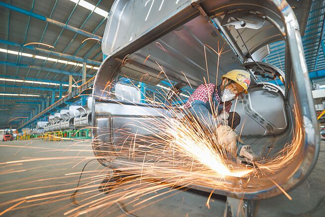 大陸企業要素成本明顯上升，用工、用能成本成為主要增長點。圖為貴州的車廂製造企業工人打磨車廂。（新華社）