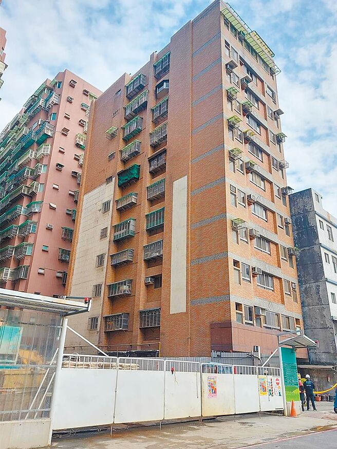 新北市三重区福隆路的新建案「玖长匯比寿」，27日开挖地基时，导致紧邻一栋11层大楼跟5层楼公寓倾斜，受灾户称2023年曾2度向1999陈情未获处理，新北市工务局澄清，当时均已回覆相关处理情形。（张铠乙摄）