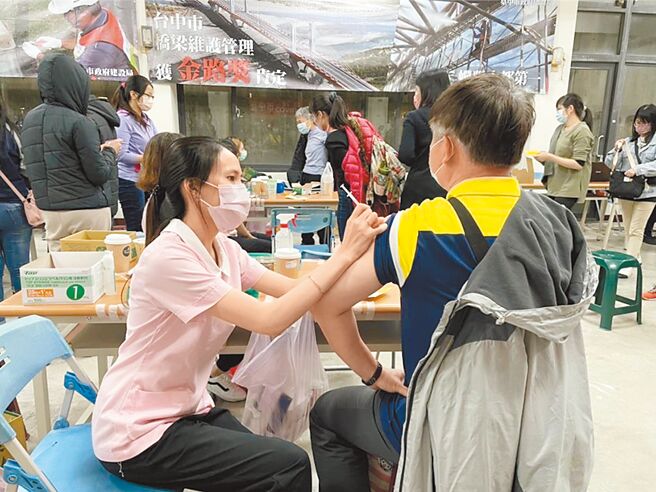 台中市27日新增1例M痘個案，中市衛生局28日呼籲，民眾若符合接種條件盡速接種疫苗。圖為疫苗接種示意圖，非新聞事件人物。（本報資料照片）