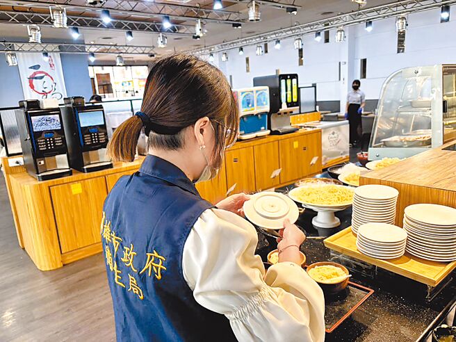 高雄市楠梓1家知名連鎖火鍋店遭民眾爆料有蟑螂出沒，市府衛生局28日派員稽查，發現有多處不符合食品良好衛生規範準則的缺失，責令停業消毒至29日複查。（高雄市政府衛生局提供／任義宇高雄傳真）