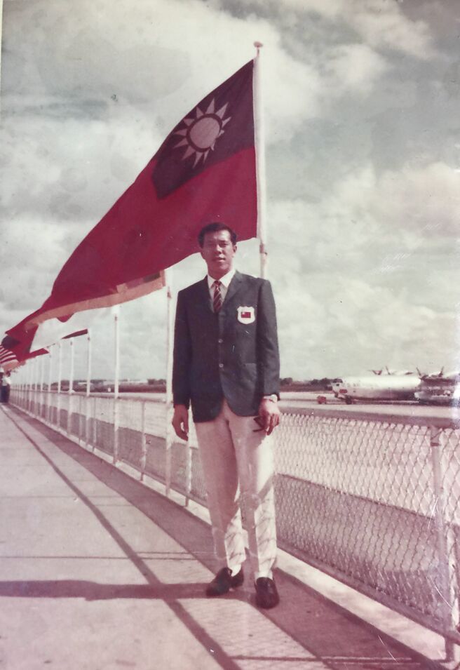 罗北执教飞驼足球队15年，缔造了飞驼霸业。（罗北家属提供）