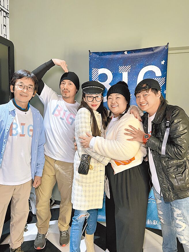 温岚（中）日前观赏《BIG》深受感动，左起魏德圣、范逸臣、廖慧珍、赖铭伟。（摘自赖铭伟脸书）