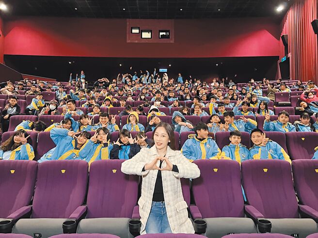 温岚27日包场请尖石国中全校学生观赏电影《BIG》。（摘自赖铭伟脸书）
