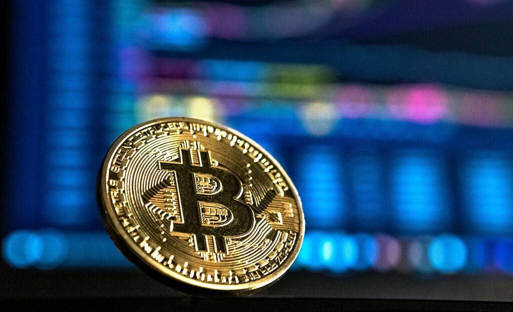 受惠比特幣衝破6萬美元整數大關，帶動撼訊、青雲等板卡股全面狂飆。圖／摘自Unsplash