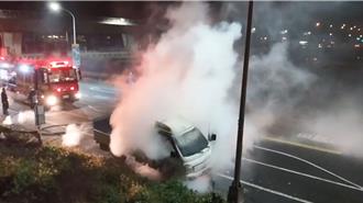 國道5羅東交流道小貨車冒煙 駕駛驚險逃生