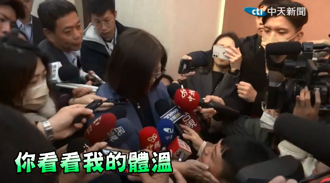 被管碧玲摸臉問「看看我的體溫」 苦主記者吐4字真心話