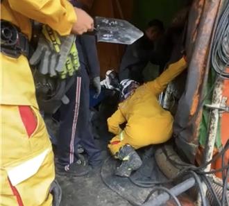 高雄傳工安意外！工人清除油槽疑遭油泥塊壓 緊急搶救中