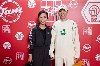 蕭敬騰甜蜜緊牽Summer 開春豪撒百萬紅包宣布好消息