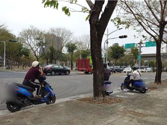 楠梓待轉區遭嫌「奈米級」 上班族驚：感覺車頭要被削掉