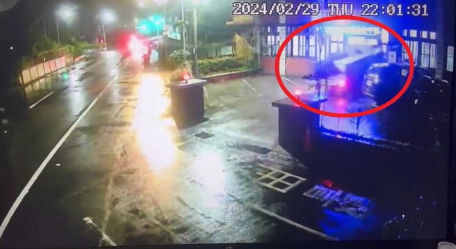 今（29）日晚間22時許，基隆八堵派出所驚傳意外，1輛小貨車不明原因失控衝撞八堵派出所，造成2名員警受傷。（翻攝社會事新聞影音）