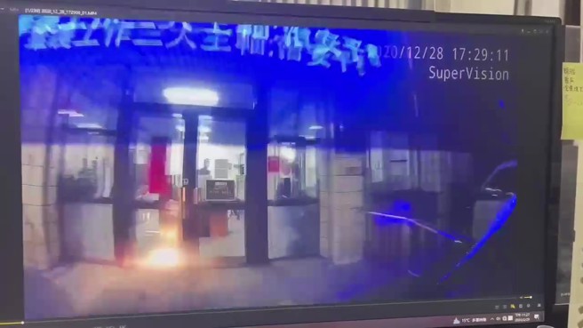 今（29）日晚間22時許，基隆八堵派出所驚傳意外，1輛小貨車不明原因失控衝撞八堵派出所，造成2名員警受傷。（翻攝社會事新聞影音）